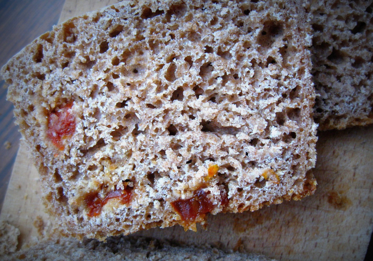 Chleb razowy z kandyzowanymi pomidorami foto