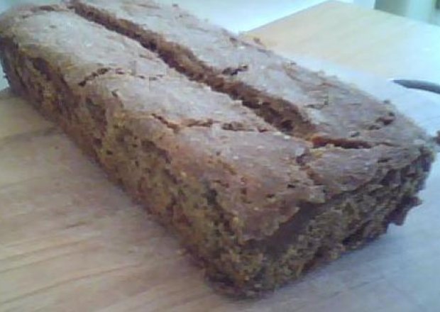 Fotografia przedstawiająca chleb razowy z marchwią
