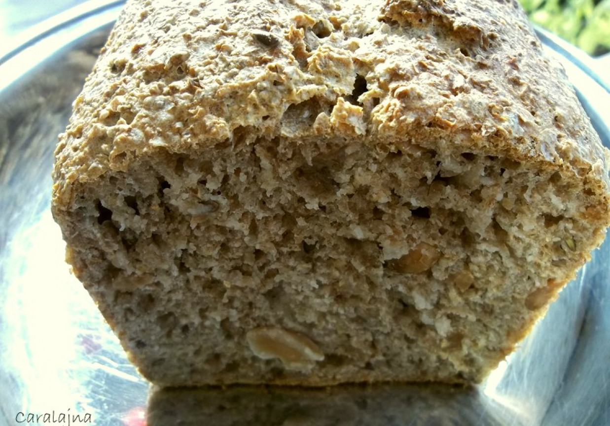 Chleb razowy z orzeszkami ziemnymi (na zakwasie) foto