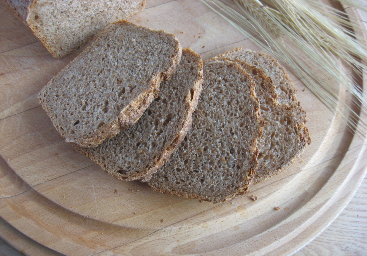 Chleb razowy z otrębami żytnimi foto