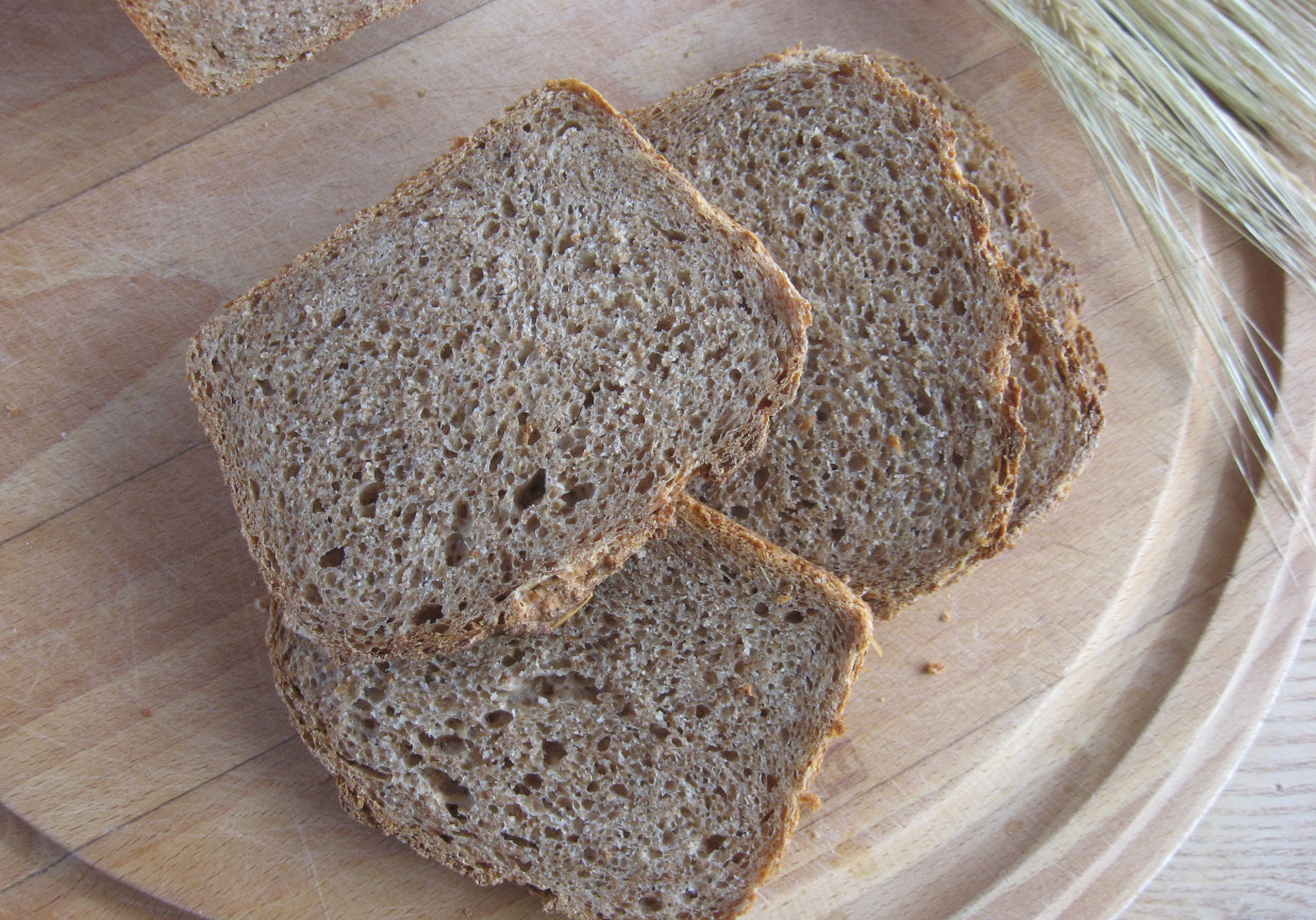 Chleb razowy z otrębami żytnimi foto