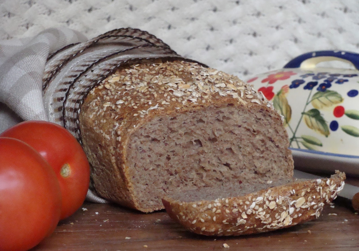 Chleb razowy z ziarnami foto