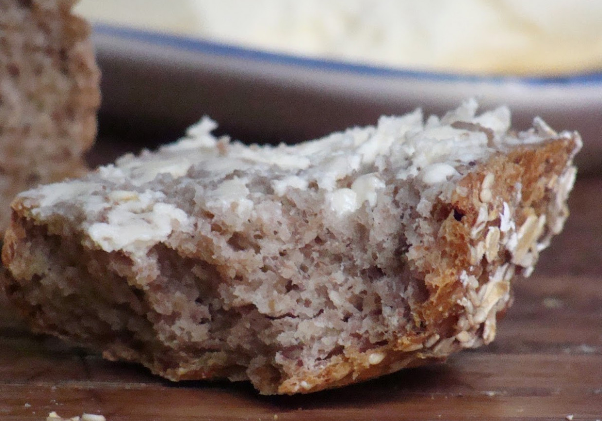 Chleb razowy z ziarnami foto