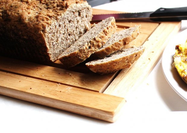 Fotografia przedstawiająca chleb razowy