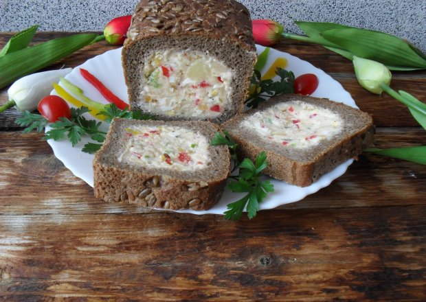 Fotografia przedstawiająca Chleb słonecznikowy faszerowany pastą z serem ricotta
