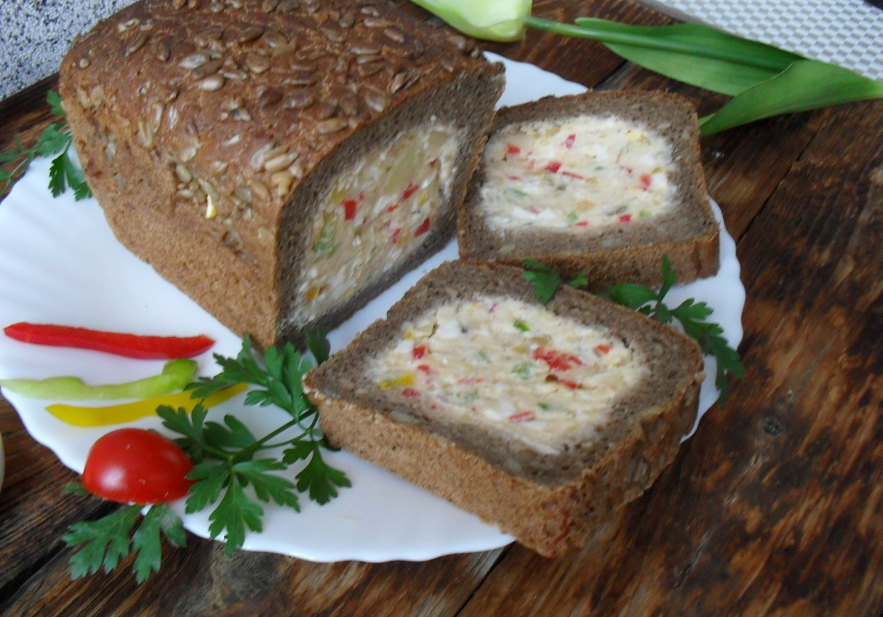 Chleb słonecznikowy faszerowany pastą z serem ricotta foto