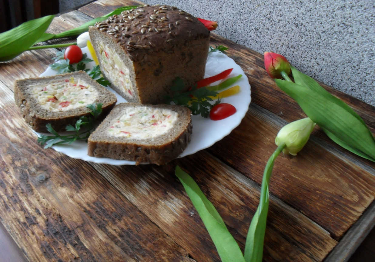 Chleb słonecznikowy faszerowany pastą z serem ricotta foto