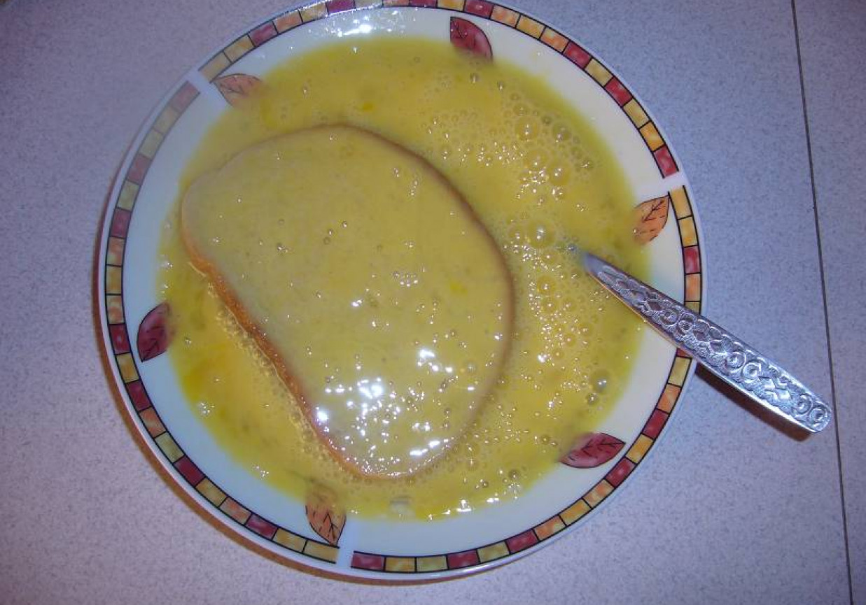 Chleb smażony w jajku. foto