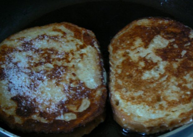 Fotografia przedstawiająca chleb smażony z cukrem