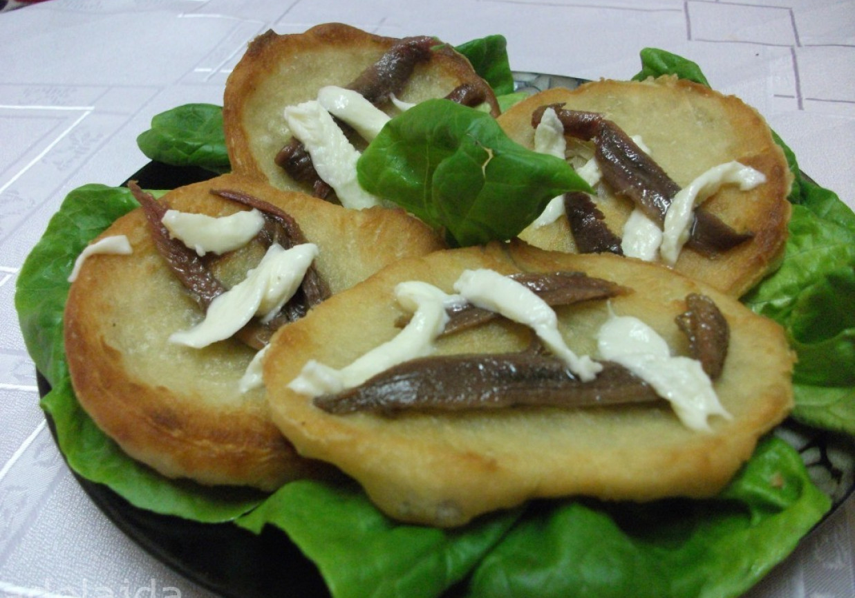 Chleb smażony z mozzarellą i anchois foto