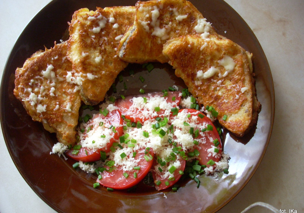 Chleb smażony z serem i pomidorami foto