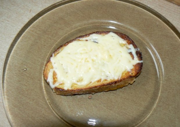 Fotografia przedstawiająca chleb smażony z serem