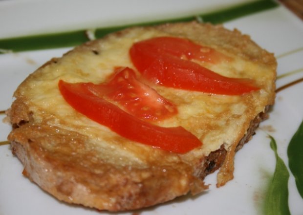 Fotografia przedstawiająca Chleb w jajku i pomidorami