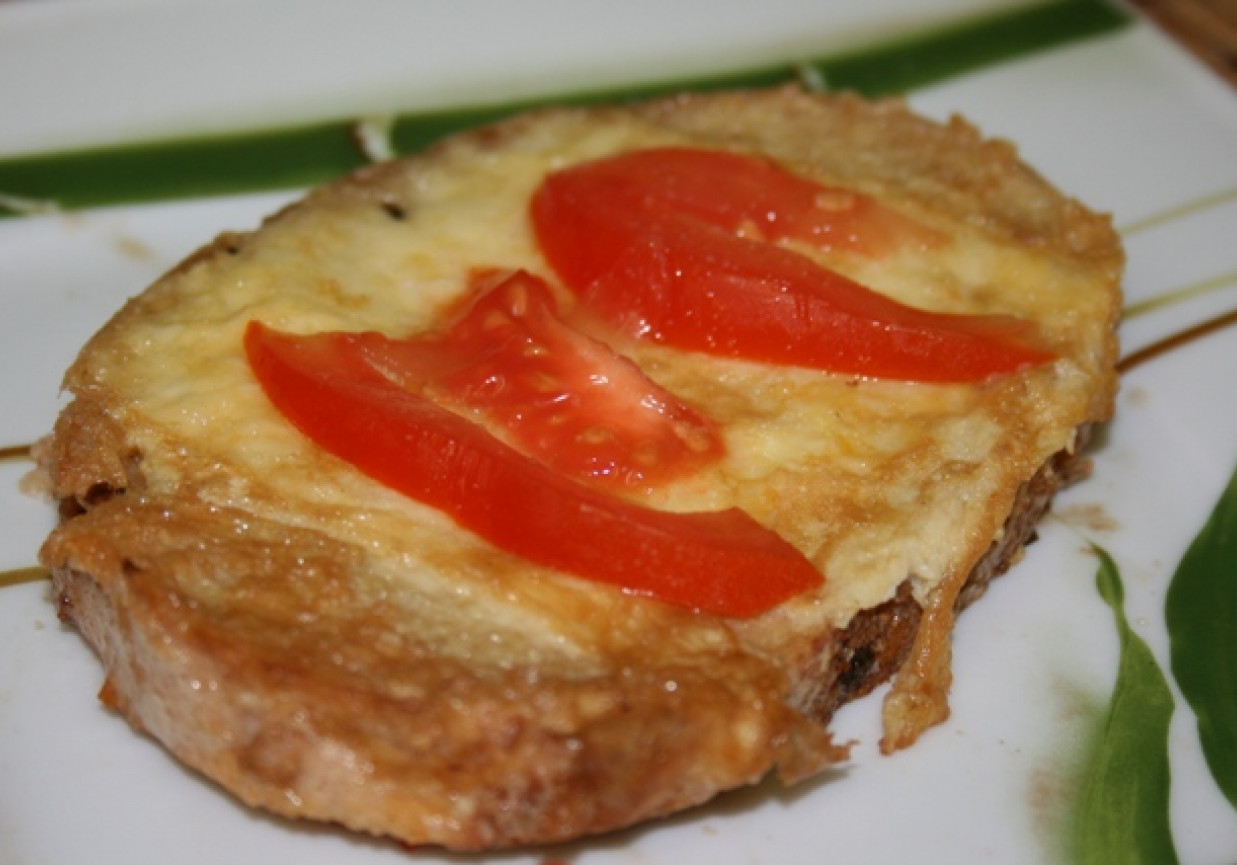Chleb w jajku i pomidorami foto