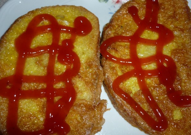 Fotografia przedstawiająca chleb w jajku z ketchupem