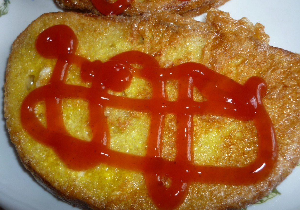 chleb w jajku z ketchupem foto