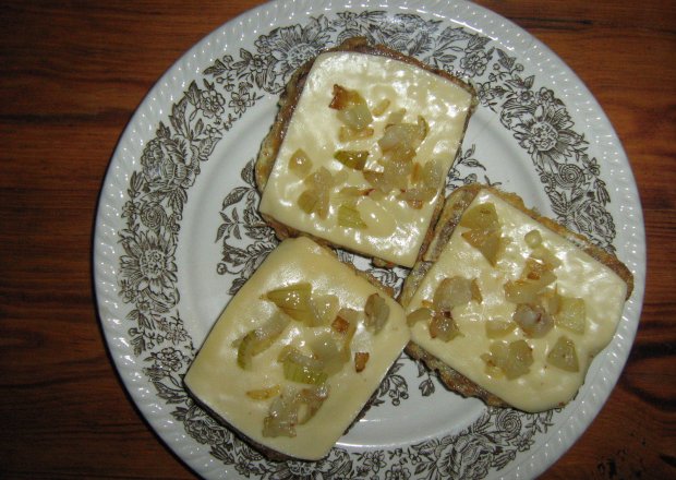 Fotografia przedstawiająca chleb w jajku z serem i cebulką
