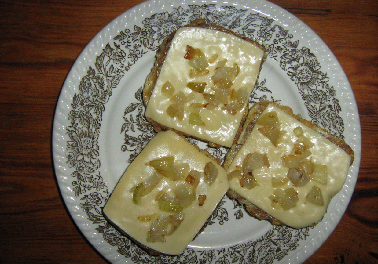 chleb w jajku z serem i cebulką foto