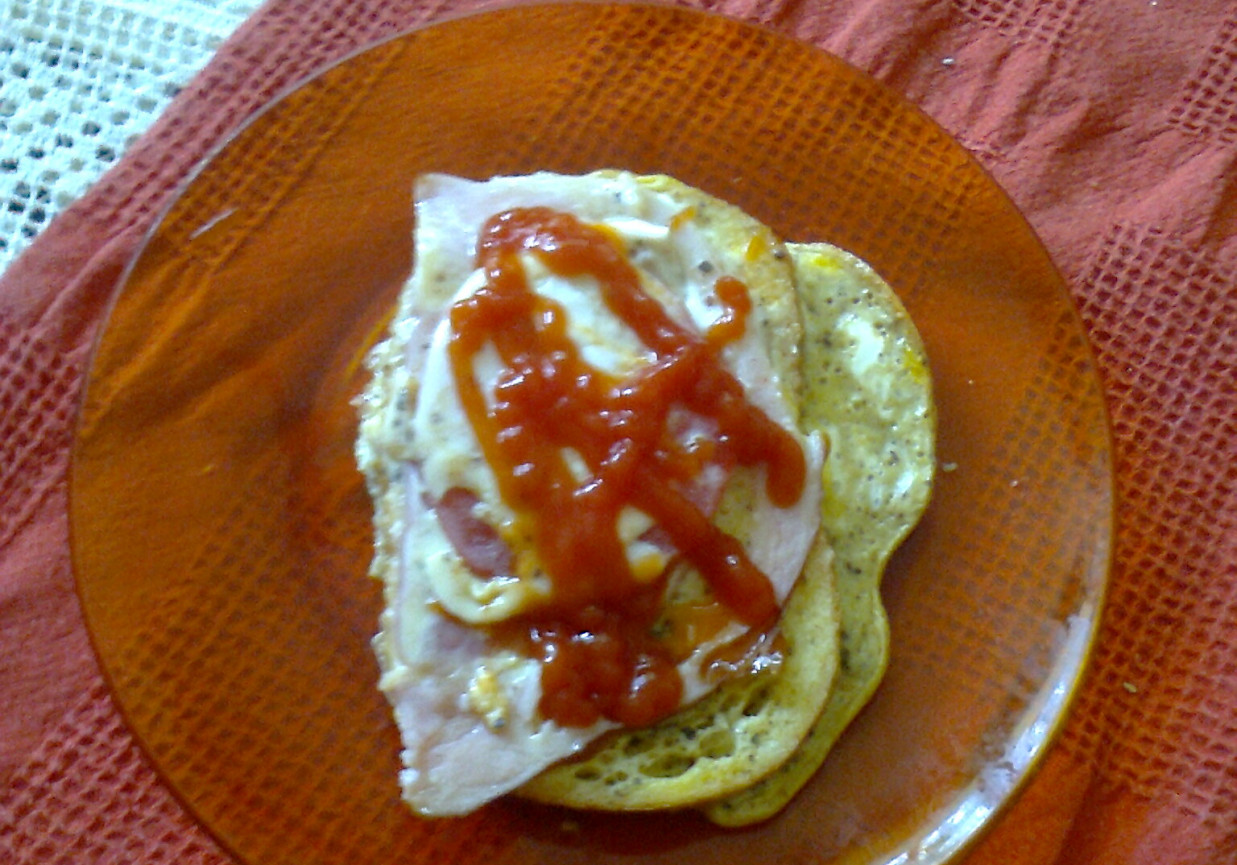 Chleb w jajku z szynką i pomidorem foto