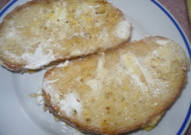 Fotografia przedstawiająca Chleb w jajku