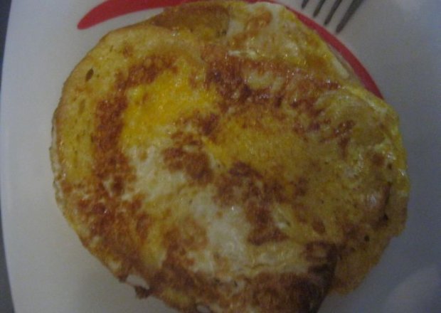 Fotografia przedstawiająca chleb w jajku