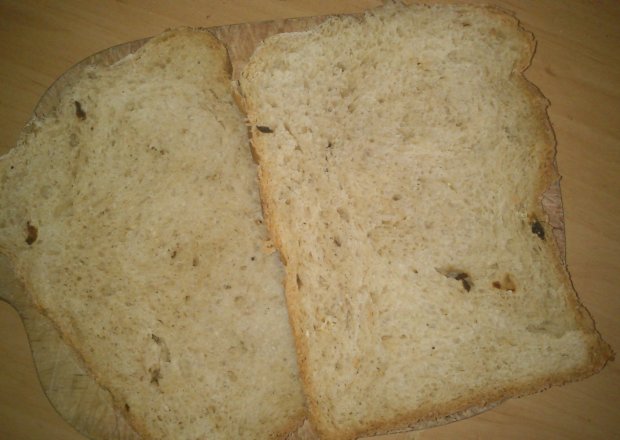 Fotografia przedstawiająca chleb w płatkami owsianymi i rodzynkami