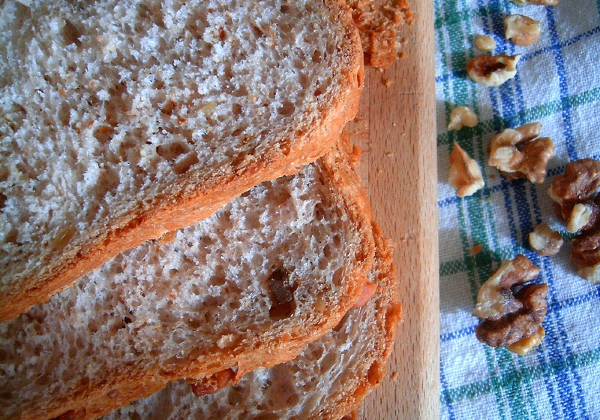 Chleb wiedeński z orzechami włoskimi (wypieki z automatu) foto