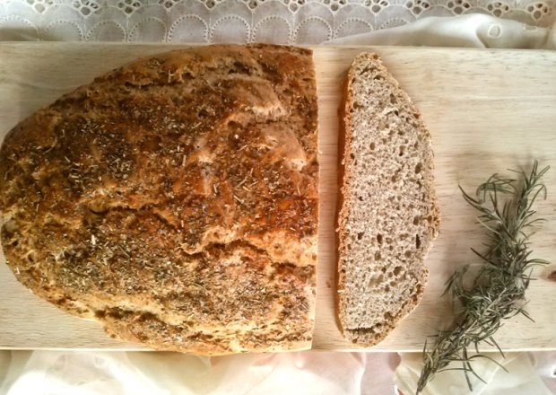Fotografia przedstawiająca chleb wielozbożowy na zakwasie