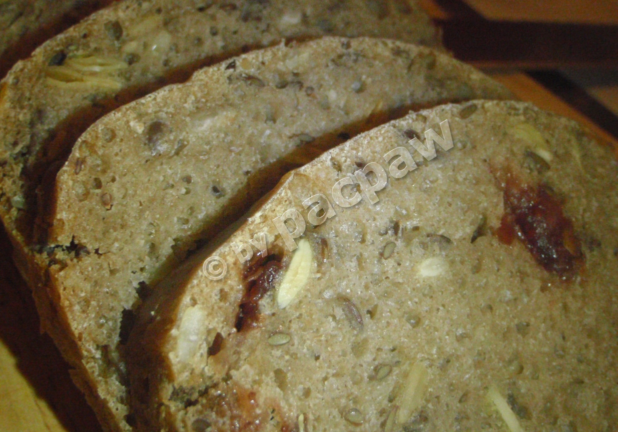 Chleb wieloziarnisty 100% żytni z żurawiną foto