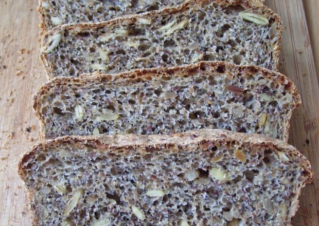 Fotografia przedstawiająca Chleb wieloziarnisty (drożdże)