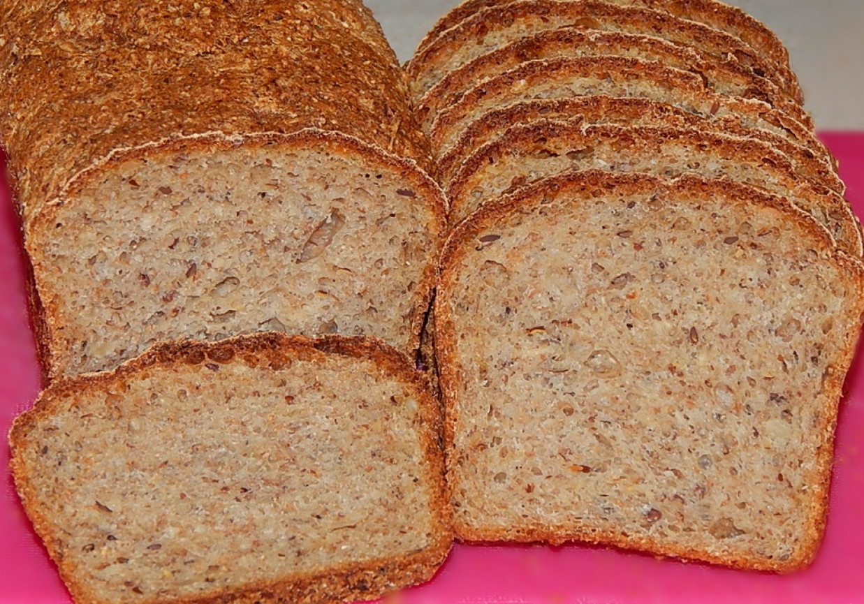 Chleb wieloziarnisty z kwasem z kapusty i maślanką foto
