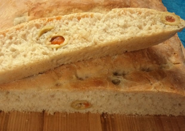 Fotografia przedstawiająca Chleb włoski z oliwkami zielonymi