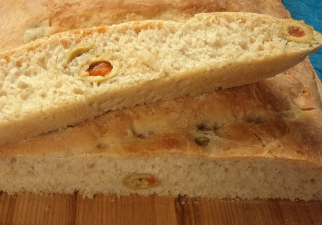 Chleb włoski z oliwkami zielonymi foto