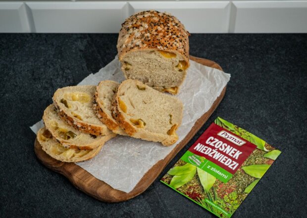 Fotografia przedstawiająca Chleb z air fryera z serem cheddar i papryczką jalapeño