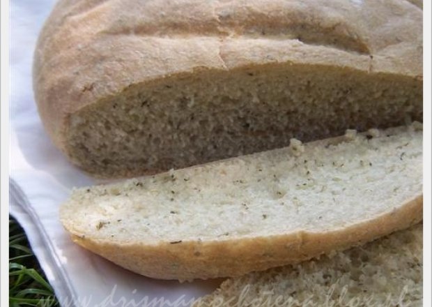 Fotografia przedstawiająca Chleb z błonnikiem i bazylią