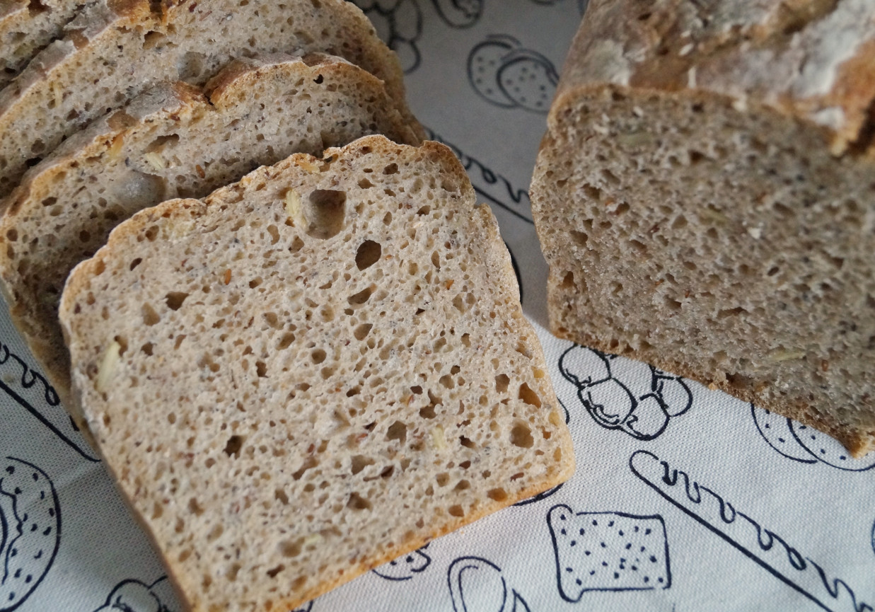 Chleb z chia i mąką pszenną pełnoziarnistą foto