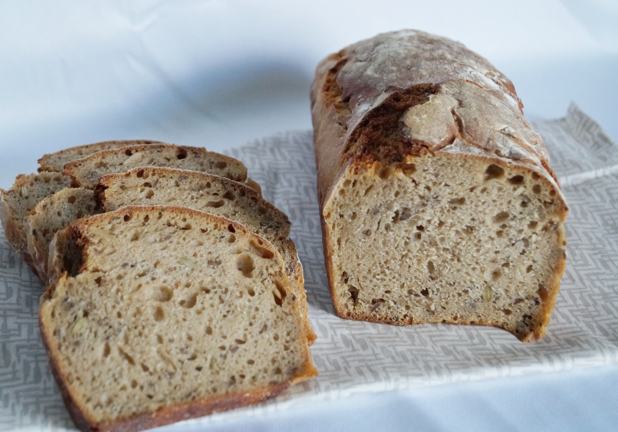 Chleb z ciemnym piwem i kminkiem foto