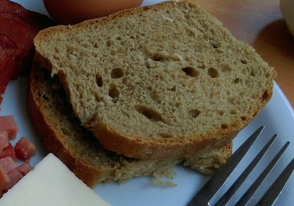 Chleb z ciemnym piwem i sosem sojowym  foto