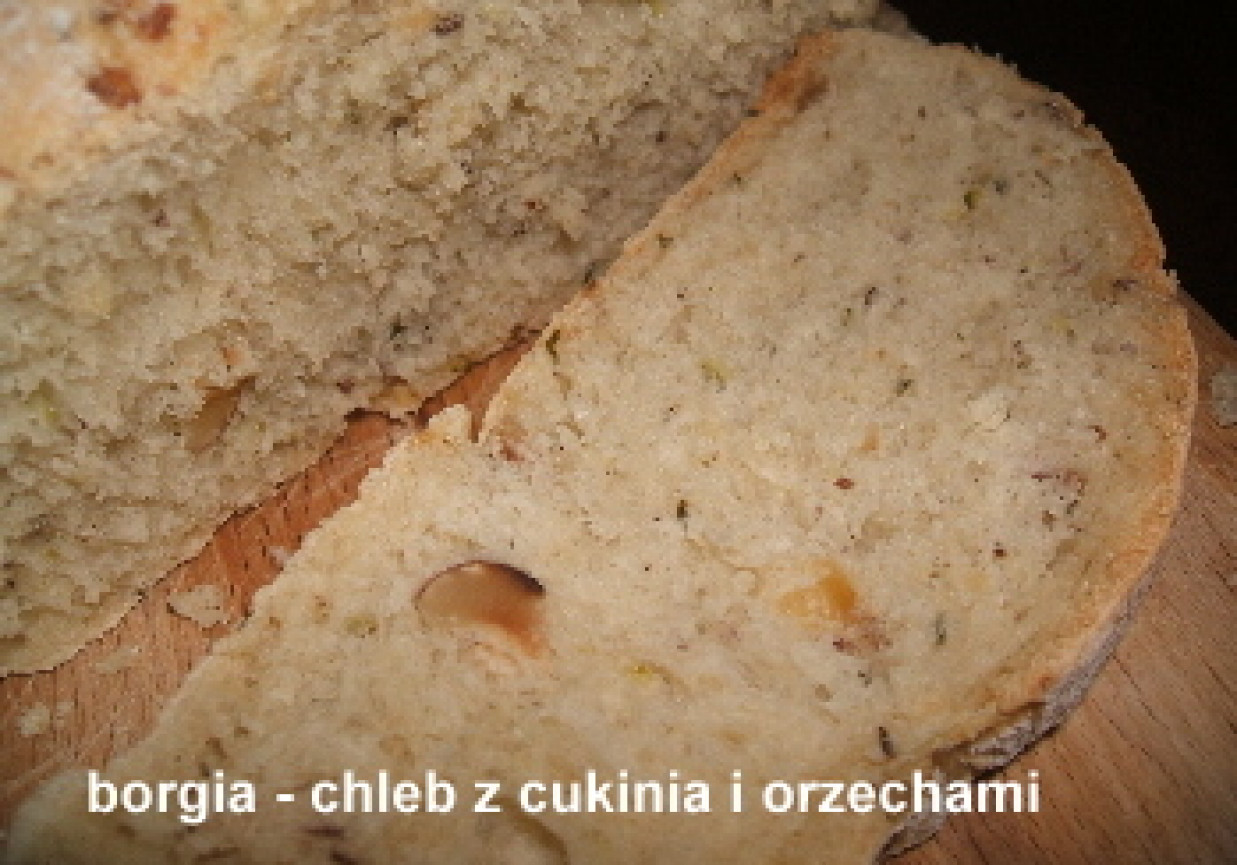 Chleb z cukinią i orzechami foto