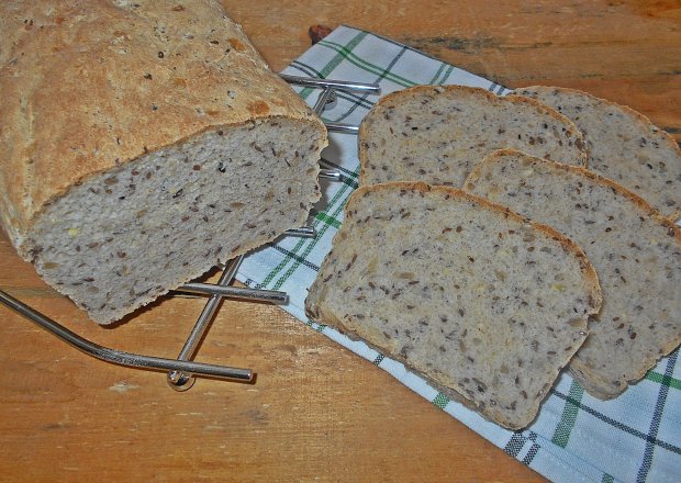 Fotografia przedstawiająca Chleb z cydrem i ziarnami