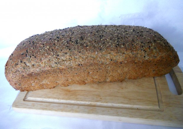 Fotografia przedstawiająca Chleb z czarnuszką i ziołami