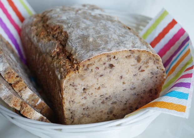 Fotografia przedstawiająca Chleb z czerstwym chlebem i siemieniem na zakwasie