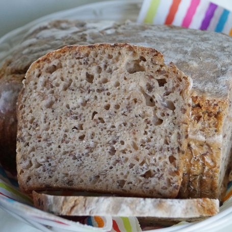 Krok 6 - Chleb z czerstwym chlebem i siemieniem na zakwasie foto