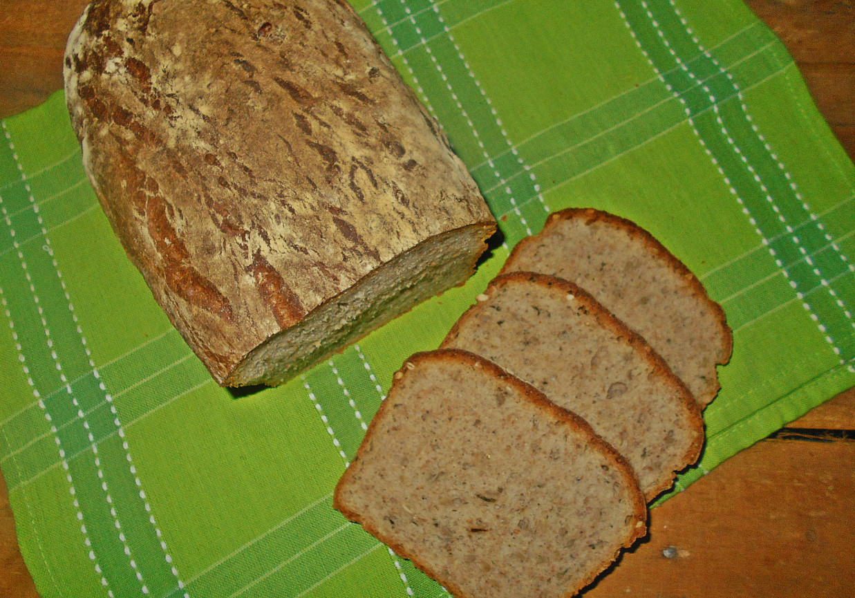 Chleb z czosnkiem niedźwiedzim i słonecznikiem foto