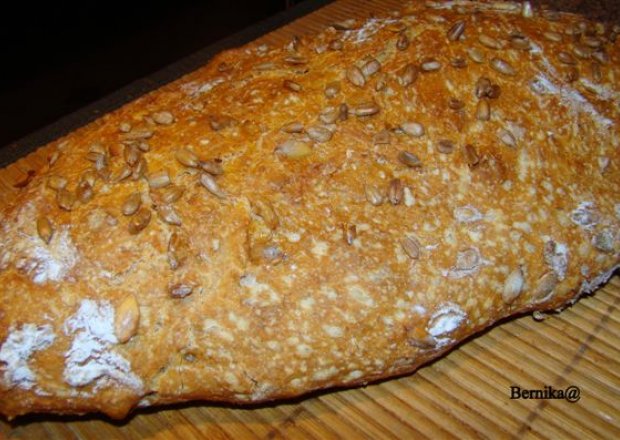 Fotografia przedstawiająca Chleb z garnka z ziarnami