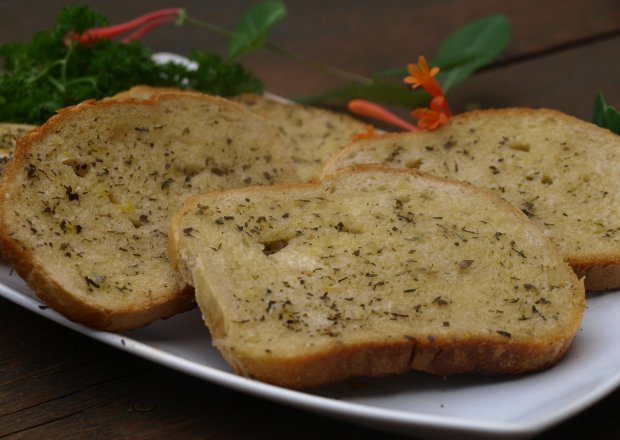 Fotografia przedstawiająca Chleb z grilla z masłem czosnkowo-ziołowym