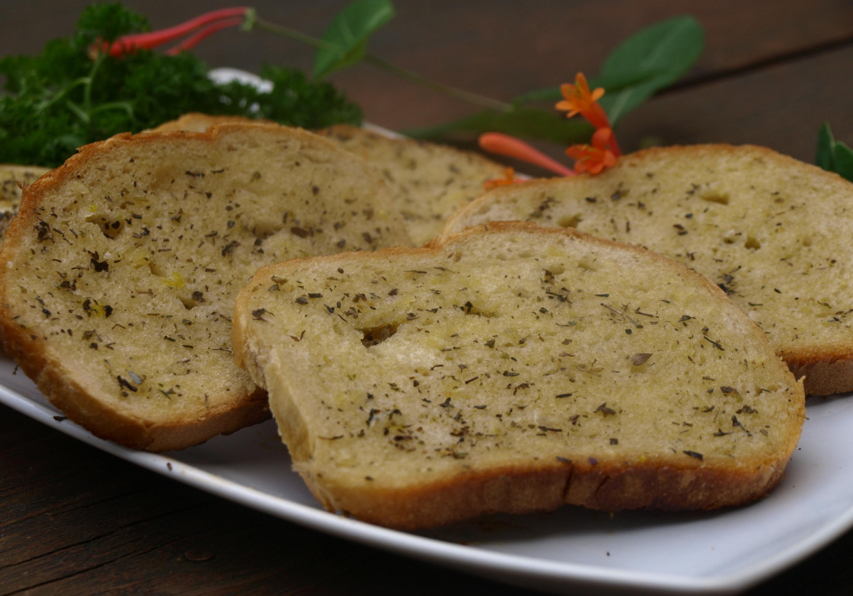 Chleb z grilla z masłem czosnkowo-ziołowym foto