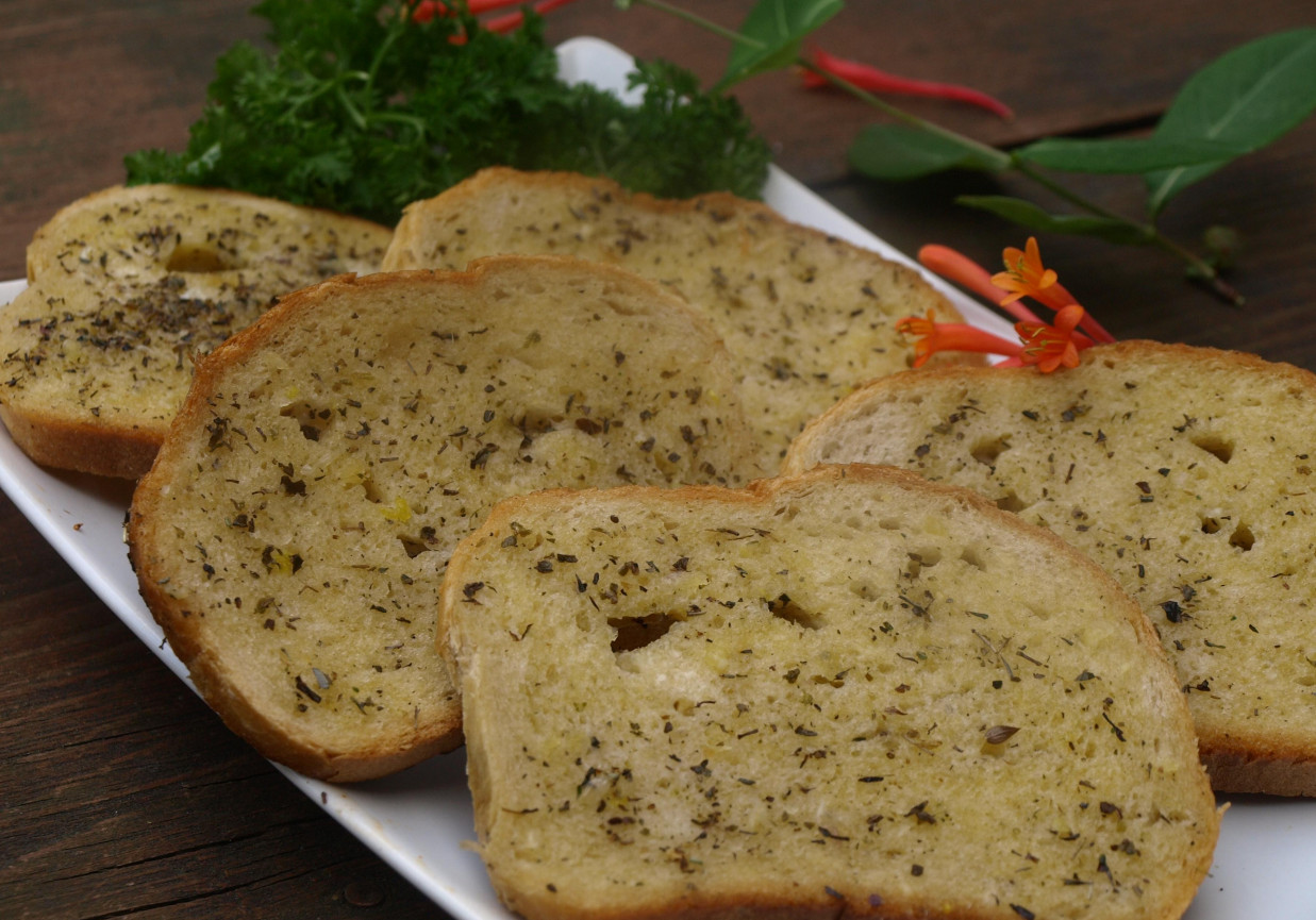 Chleb z grilla z masłem czosnkowo-ziołowym foto
