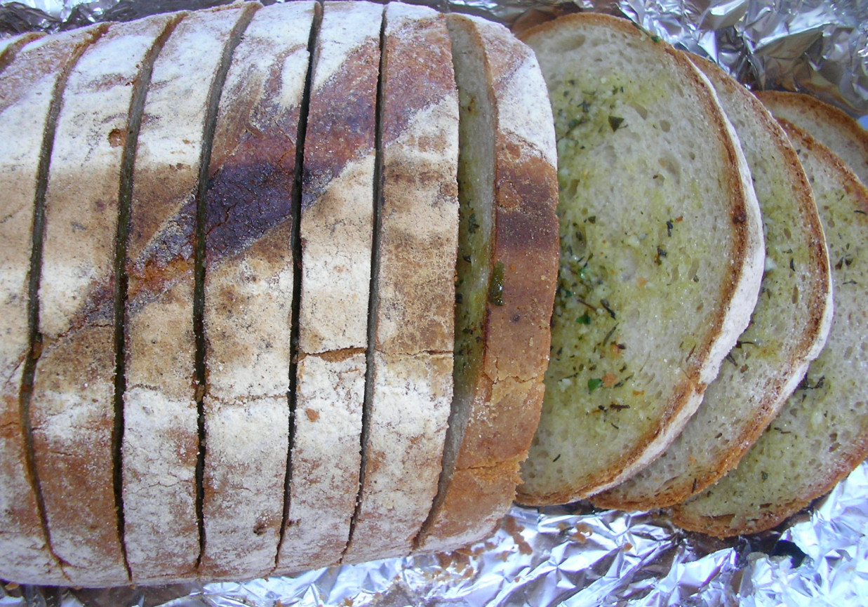 Chleb z grilla z masłem czosnkowym i ziołami foto