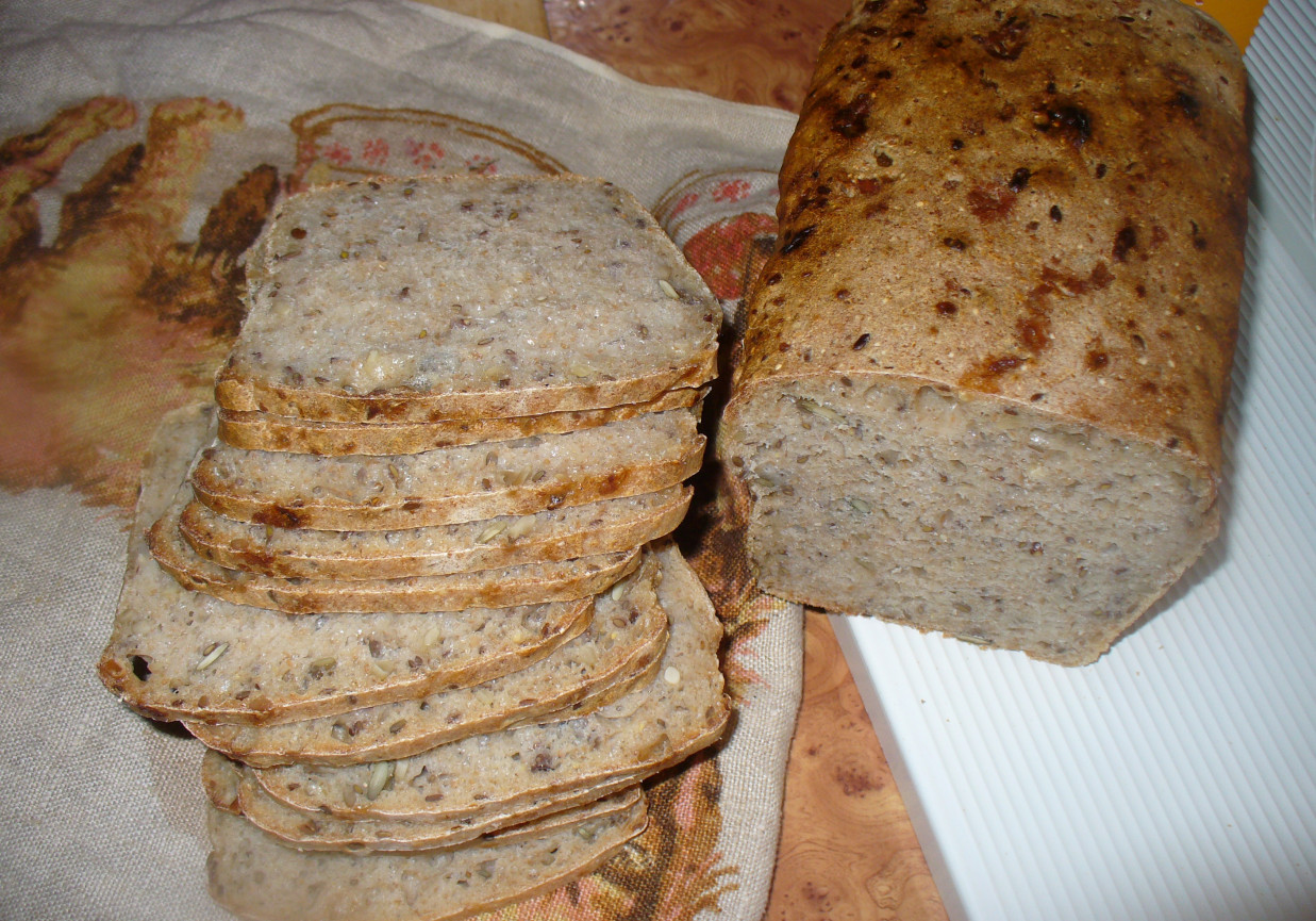 Chleb z mąką gryczaną, pszenną i żytnią foto